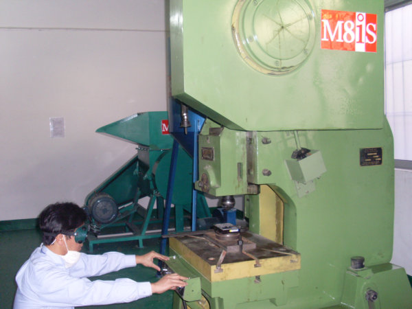 硬盤數(shù)據(jù)銷毀_沖壓銷毀